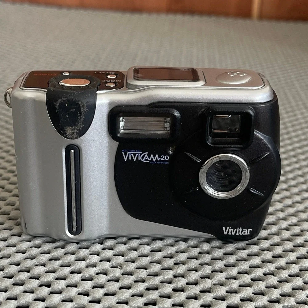 Lot of 3 Digital Cameras Vivitar Vivicam , 3 in 1 LCD, Vivitar T028